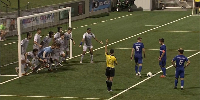 Đá phạt gián tiếp là một tình huống rất phổ biến trong bóng đá